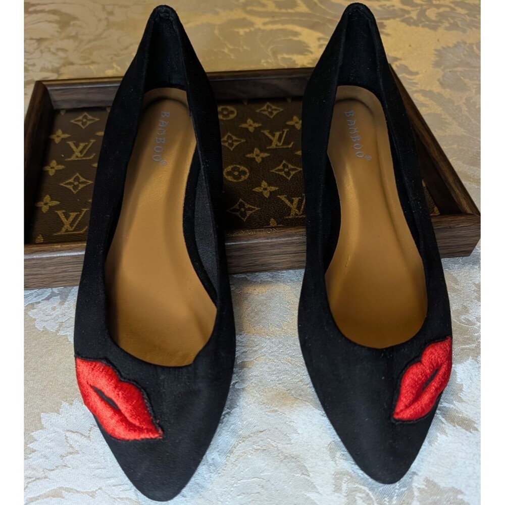 Bamboo Women’s Black Faux Suede Pointed Toe Slip-On Flats Red Lips 7.5
